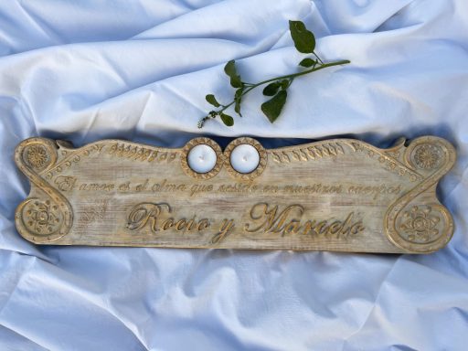 Candelabro de madera para la mesa de los novios con los nombres grabados.