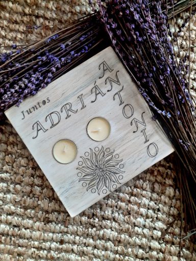 Placa decorativa con nombre "Adrián Antonio" y flores de lavanda.