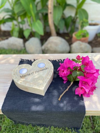 Candelabro de madera en forma de corazón, regalo para  los novios con sus nombres grabados.