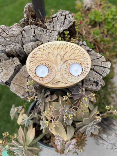 Soporte de Vela en madera tallado en  forma de árbol.
